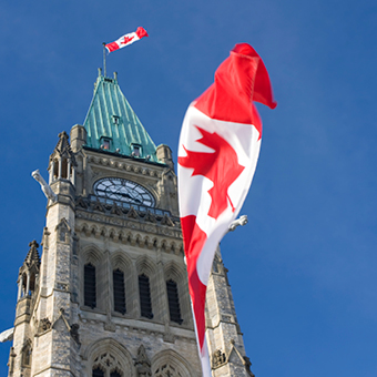 Le Parlement du Canada, la Tour de la Paix, Canadian Flags.