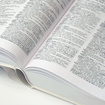 Dictionnaire ouvert sur une table.