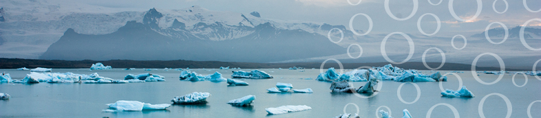 Icebergs flottant devant des montagnes.
