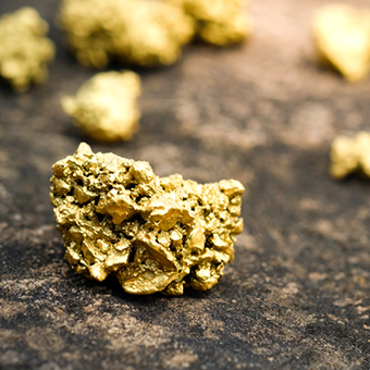 Un morceau d'or sur un sol en pierre.