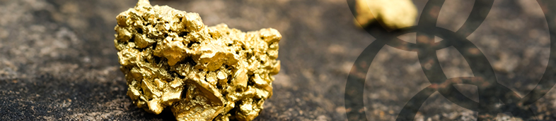 Un morceau d'or sur un sol en pierre.