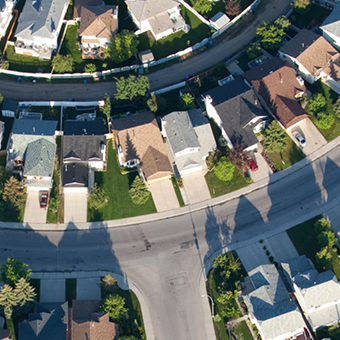 Vue aérienne d’une banlieue résidentielle.