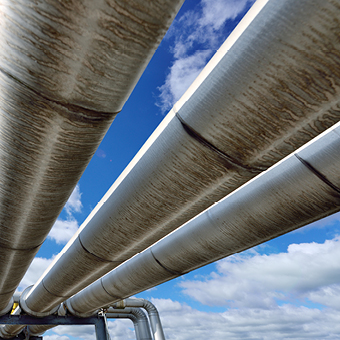 Trois pipelines reflétant le ciel bleu.