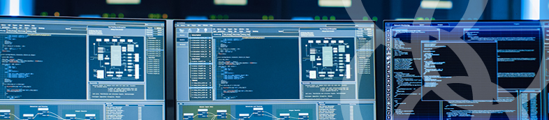 Plusieurs moniteurs d’ordinateur personnels montrant le programme de codage de langue avec interface de surveillance de système. Dans le centre de données de fond avec Server Racks.
