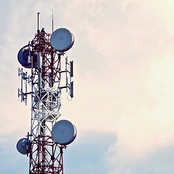 Travailler à la tour de télécommunications Height Telecommunication Tower, service d'antenne de technicien.