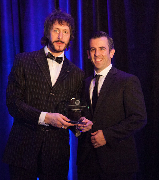 Craig Lockwood (R) accepts the Class Action Firm of the Year award on behalf of Osler’s Class Actions Practice Group.