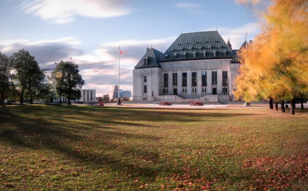 Le long au revoir à la renonciation : la CSC rejette la renonciation au recours délictuel et élargit la requête en radiation