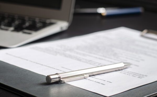 Une autre clause de licenciement qui fait mordre la poussière : Baker c. Van Dolder’s Home Team Inc.