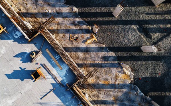 Interprétation des délais prévus dans les clauses de règlement des différends